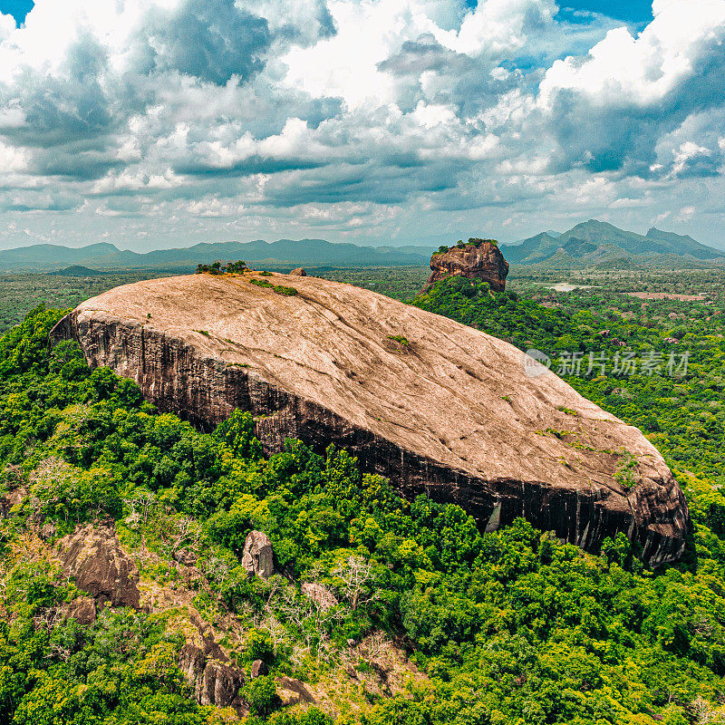 Pidurangala Rock和Sigirya Temple的无人机视图